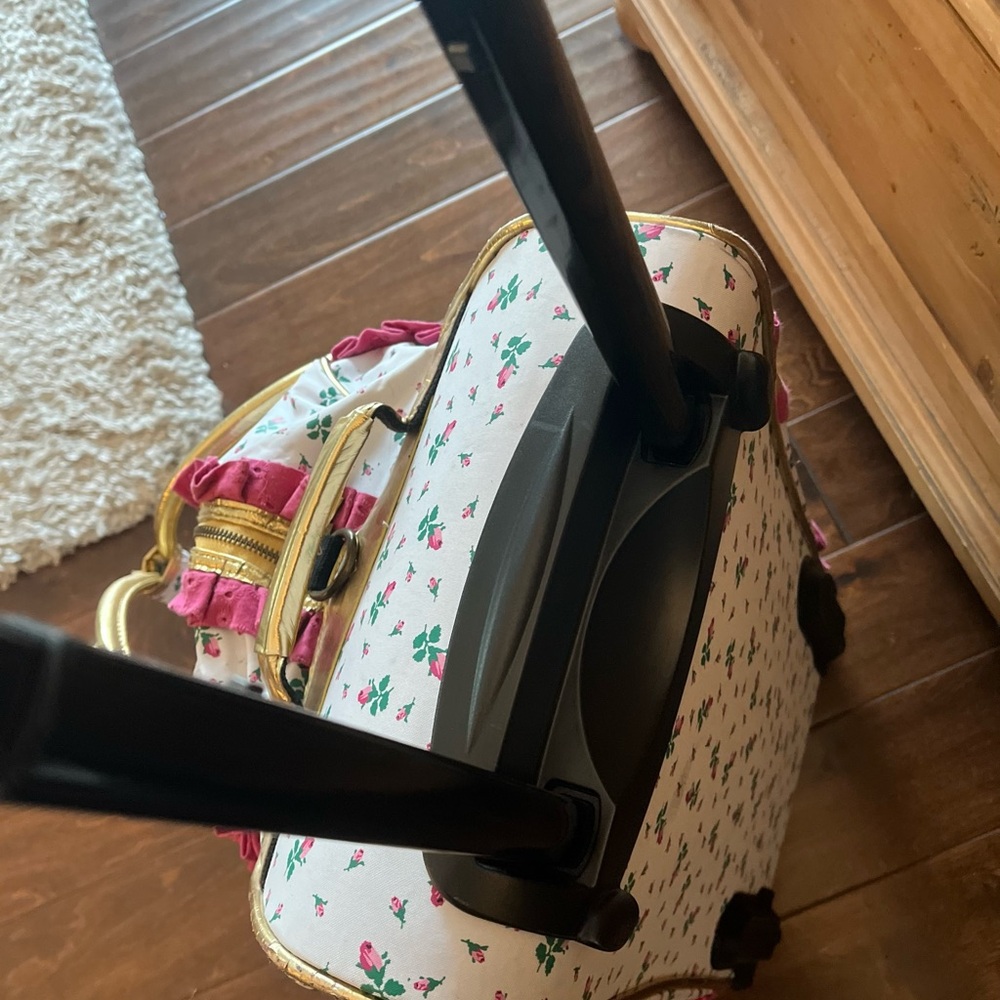 Rare Vintage Betsey Johnson White with Pink Rosebuds Ruffled Travel Roller Bag - Picture 9 of 15